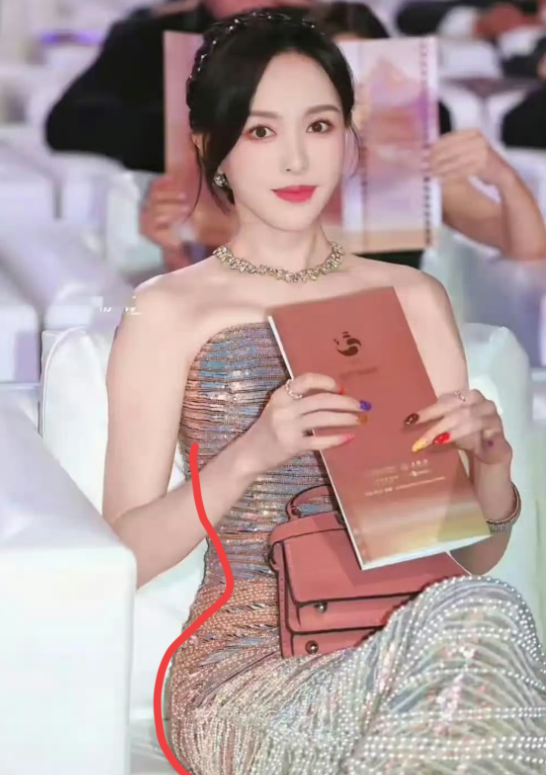 大家发现没，
唐嫣这次红毯美是美，可这衣服紧得有点离谱。

她穿的高定礼服紧得像