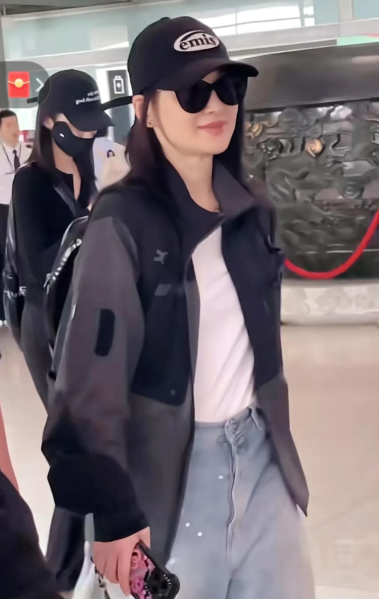 谁懂啊家人们，被梅婷夫妇狠狠甜到！活动结束回京的梅婷，一下飞机就看到老公来接机，