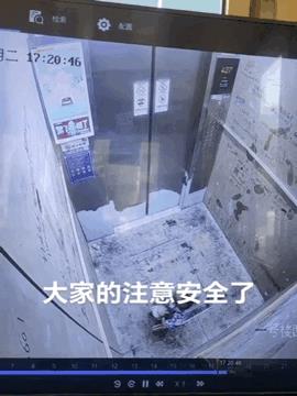 乘坐电梯注意安全！请勿长时间阻止电梯关门，也不要用细小的东西去挡门，因为感应器感