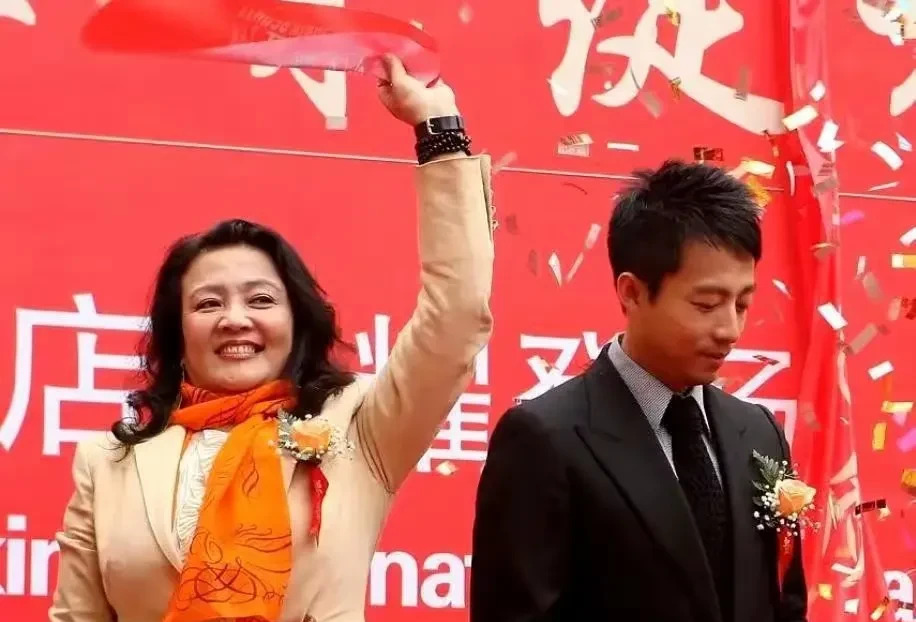 汪小菲大S离婚大战











离婚三年，汪小菲和徐家还在撕扯，到底发