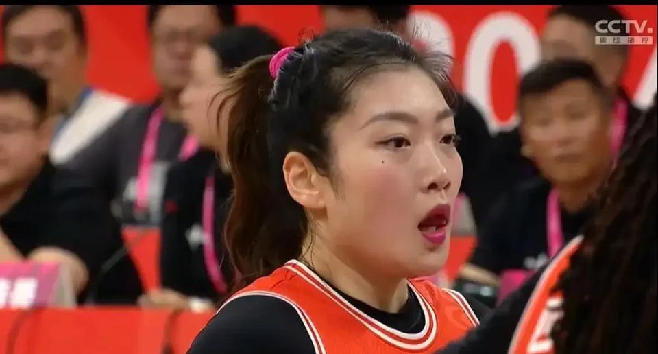 四川女篮83-90不敌东莞女篮，谁是罪魁祸首，一目了然！
1，李梦——15分5个