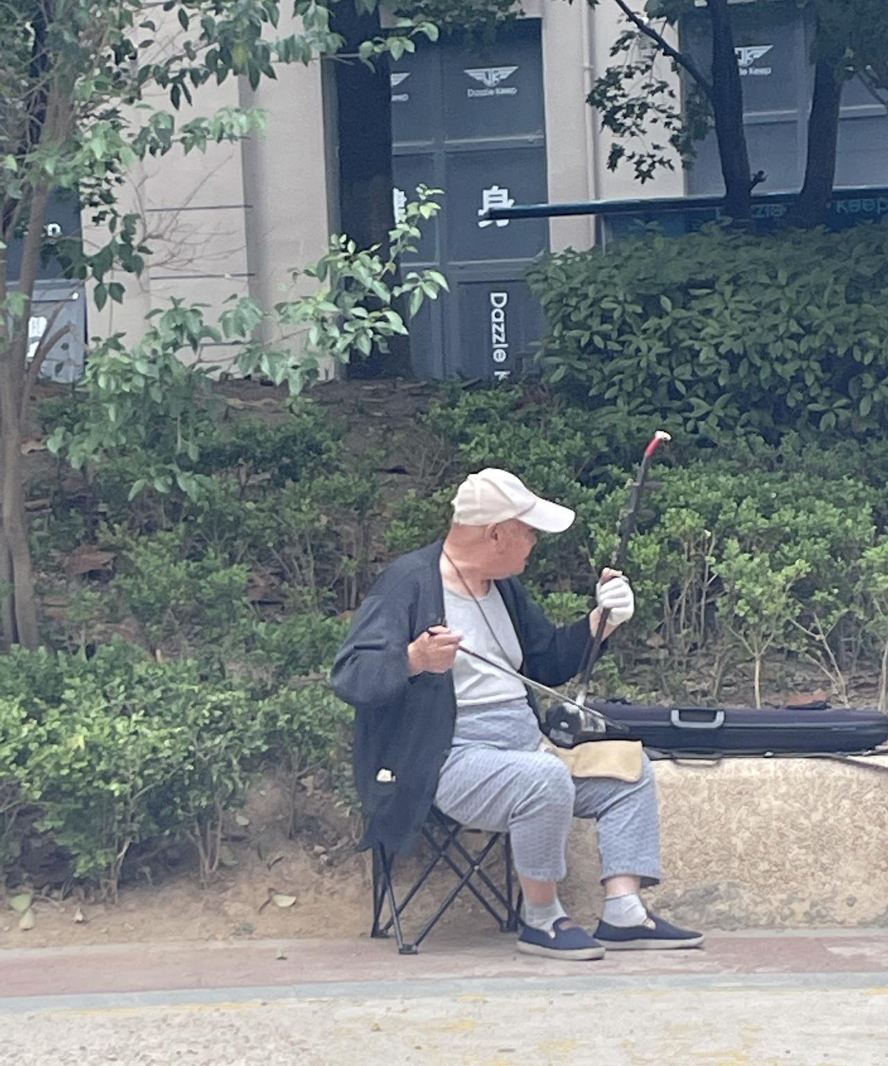开启楼下遛娃的一天
现在的孩子和我们小时候真是不一样
小时候的我们 整条街上跑来