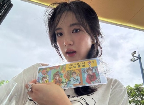 瞧瞧张雅钦，在鹿晗的演唱会上，跟唱得那叫一个投入，完全沉浸其中。脸上洋溢的幸福笑