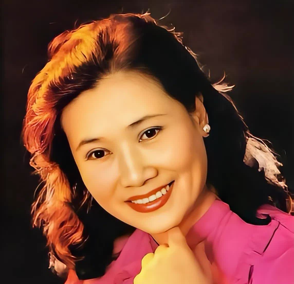 歌唱家朱逢博的家庭关系主要如下：
一、父母：父亲朱培寿是中央大学土木系高材生，