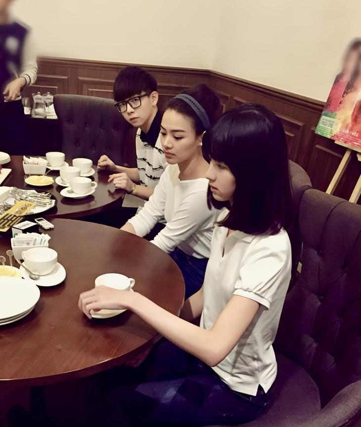 十年前，陈都灵与马思纯在成都为电影《左耳》做宣传，那时的嘟嘟好清秀啊。
这是陈都