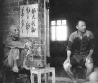 这就是毛主席的兵，王震上将赤脚蹲在椅子上，和老农民别无二致。

这张照片拍摄于1