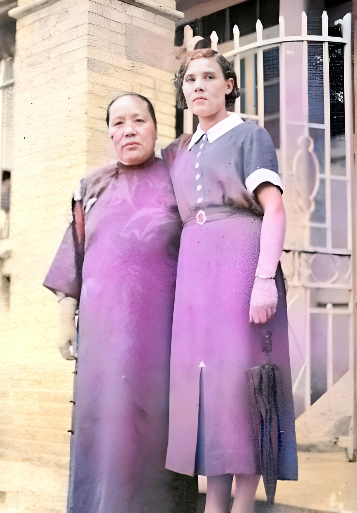 这是蒋方良与婆婆毛福梅在一起。婆媳俩关系不错。蒋方良主动揽着婆婆的肩膀。当时，这