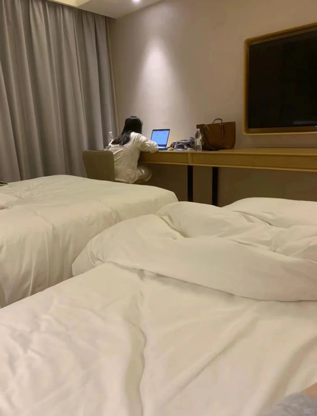 保洁阿姨提醒：住酒店时，要往马桶里倒开水！看完我恍然大悟