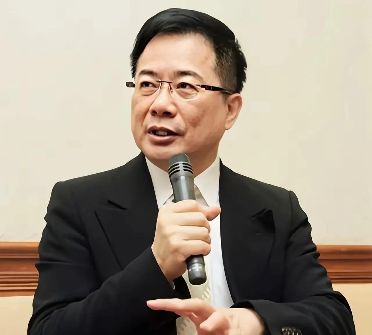 台湾时事评论员蔡正元博士说，和平就不能统一，统一就没有和平，大陆不敢攻打台湾，有