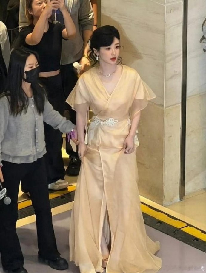 女神降临……这是杨紫吗，真的好美 ​​​