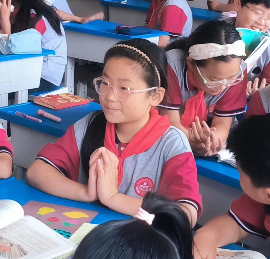 让学生写校名，这样的报道经常见到。
让一名学生而不是书法家写校名自然特别吸引人。