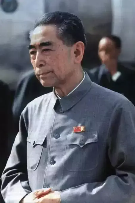 1975年，周总理临终前喊来了秘书，迫切的拉着对方的手，说出了自己的遗嘱。
 