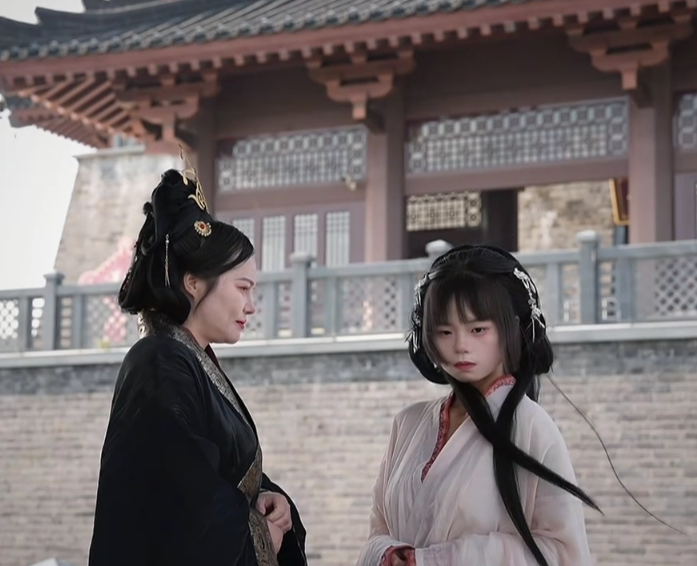 给我一种，母后看着女儿有野心，但却失手做错了事，但却不生气，满眼都是对孩子的期待