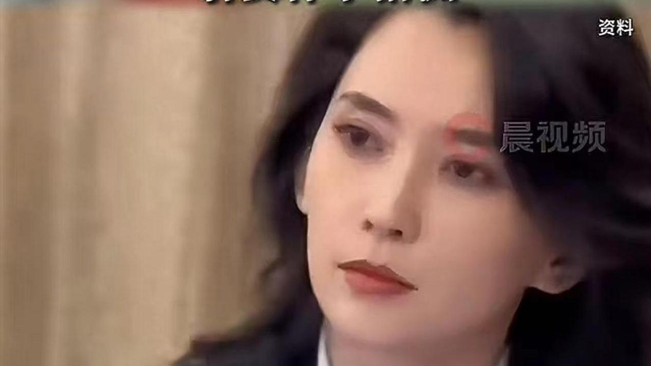 汪峰和森林北逛街被网友偶遇，两人十分甜蜜，女友小腹隆起引热议