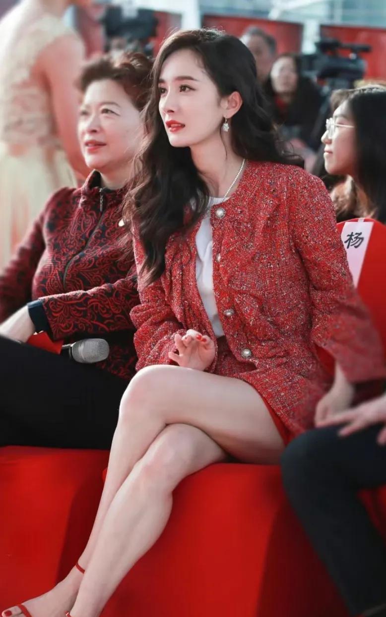 杨幂的腿部曲线，好生劲美！
春晚的时候她一身红装和红色一字高跟鞋，坐在观众席上，