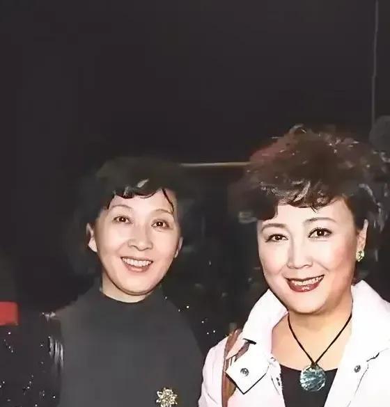 现在，还这么美，左面的70多岁，右面的正往70奔，要说古稀之年的人了，仍旧魅力十