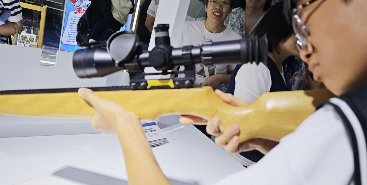 总的来说，武汉的军博会是失败的。这么大一个华中地区的中心城市，办不了一个。像珠海