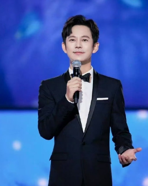 谁懂何老师的痛！声鸣远扬的魔童导师团让他开启衰老模式，这哪是音综是变形计啊～ ​