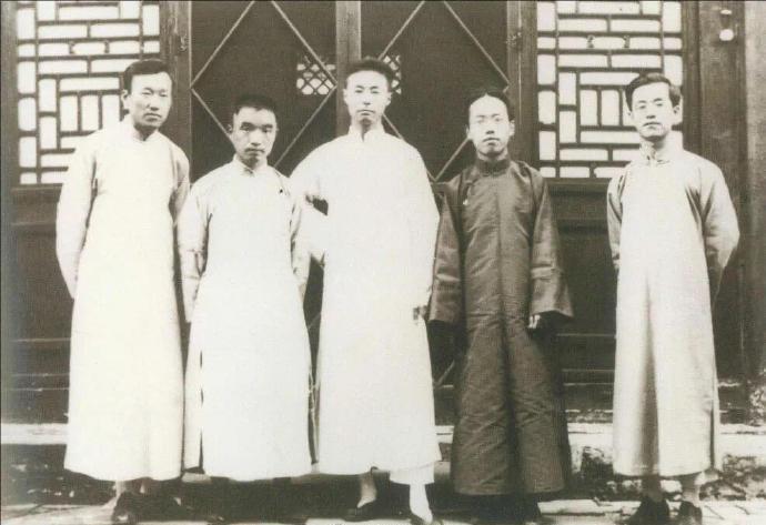 朱自清任清华中文系教授后与友人留影！
这是1925 年，朱自清与友人在清华园留影