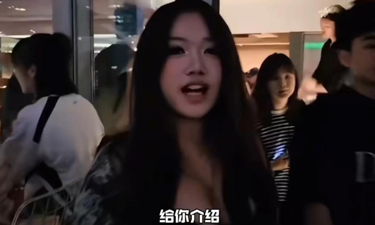 美女球迷非常机智，成功与安东尼合影！
在NBA巨星安东尼中国行期间，有一位美女球