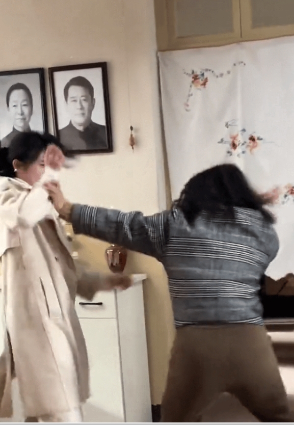 我终于知道为什么老六要让辣目洋子来演了，她演更气人[泣不成声]真想冲进屏幕里帮老