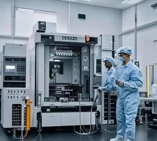美国对中国展开技术封锁之后，中国物理学教授朱士尧曾在一次采访中直言：“美国都造不