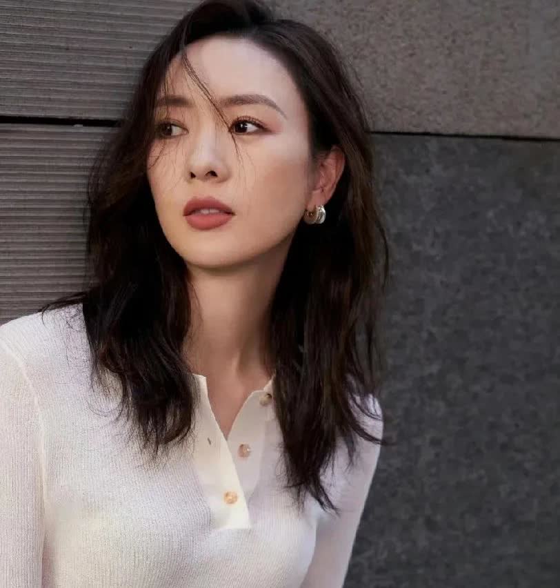 你们发现了没，
童谣有没有演技已经不重要！
说白了，她最大的优势不是嫁了一个