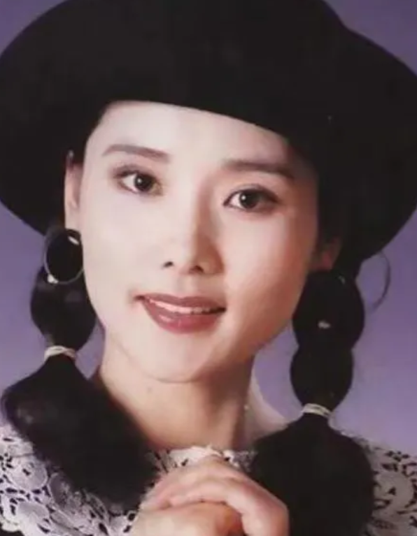 在一个节目中，潘虹对何赛飞说：“就你这性格，以后给你当儿媳妇怕是挺难的。”谁知，