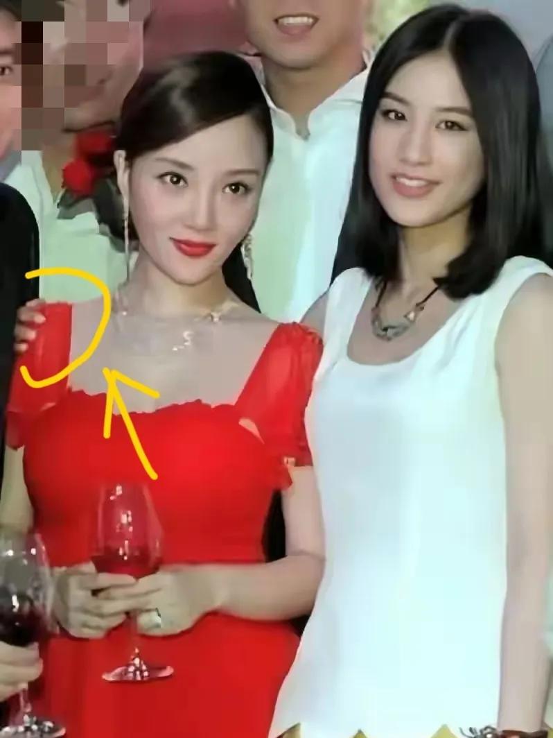 看来贾乃亮一直没放下黄圣依！
和李小璐的婚礼竟然还把身为初恋的黄圣依给请来了，黄