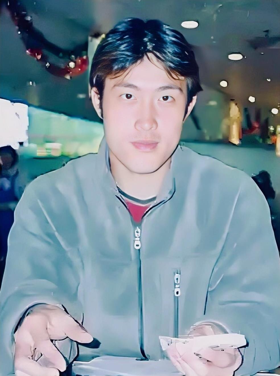 十八岁上演甲A 首秀，亚俱杯一战成名，不到二十岁便成为大连队当年拥有顶级薪资的最