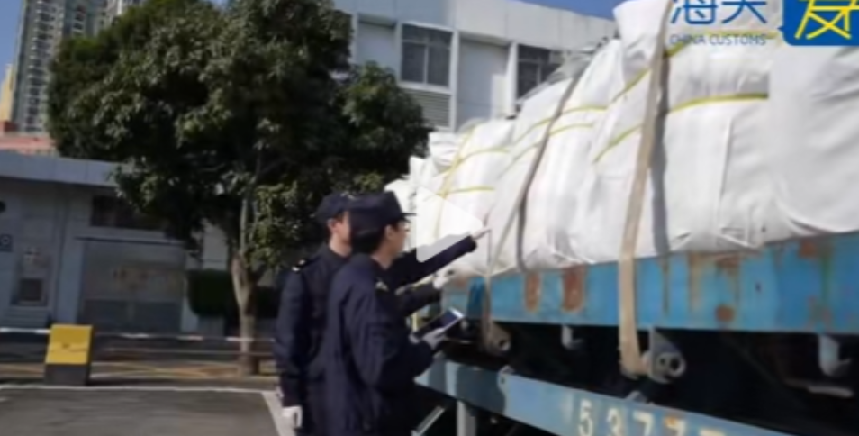 “又有内奸露头！”2月15日，深圳海关查获24.2吨“机制砂”，仔细检查后大吃一