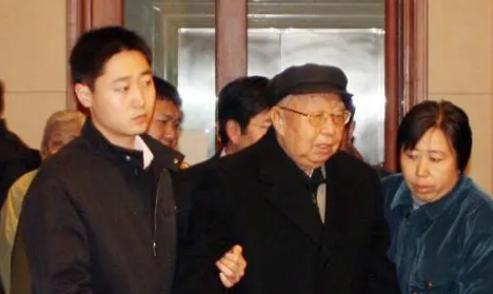 2007年，华国锋最后一次去毛主席纪念堂，临走时高喊一句话，在场的人听了无不感动