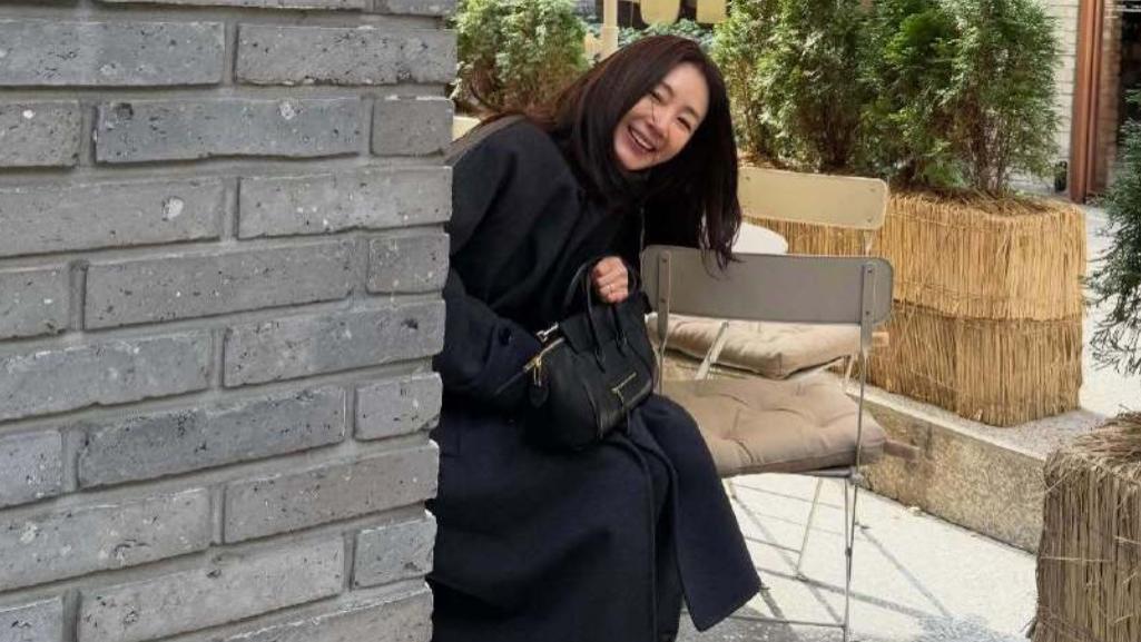 崔智友INS晒新照：风衣长发气质佳，逛街散步很惬意！