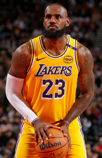 詹姆斯现在想法就是打工人心态了 况且现在还毫无战术地位 都说077出道就是主角 