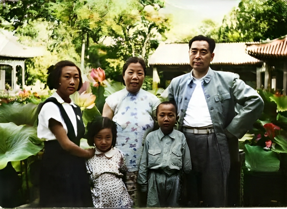 1951年，周恩来、邓颖超在颐和园与侄女、侄子们合影