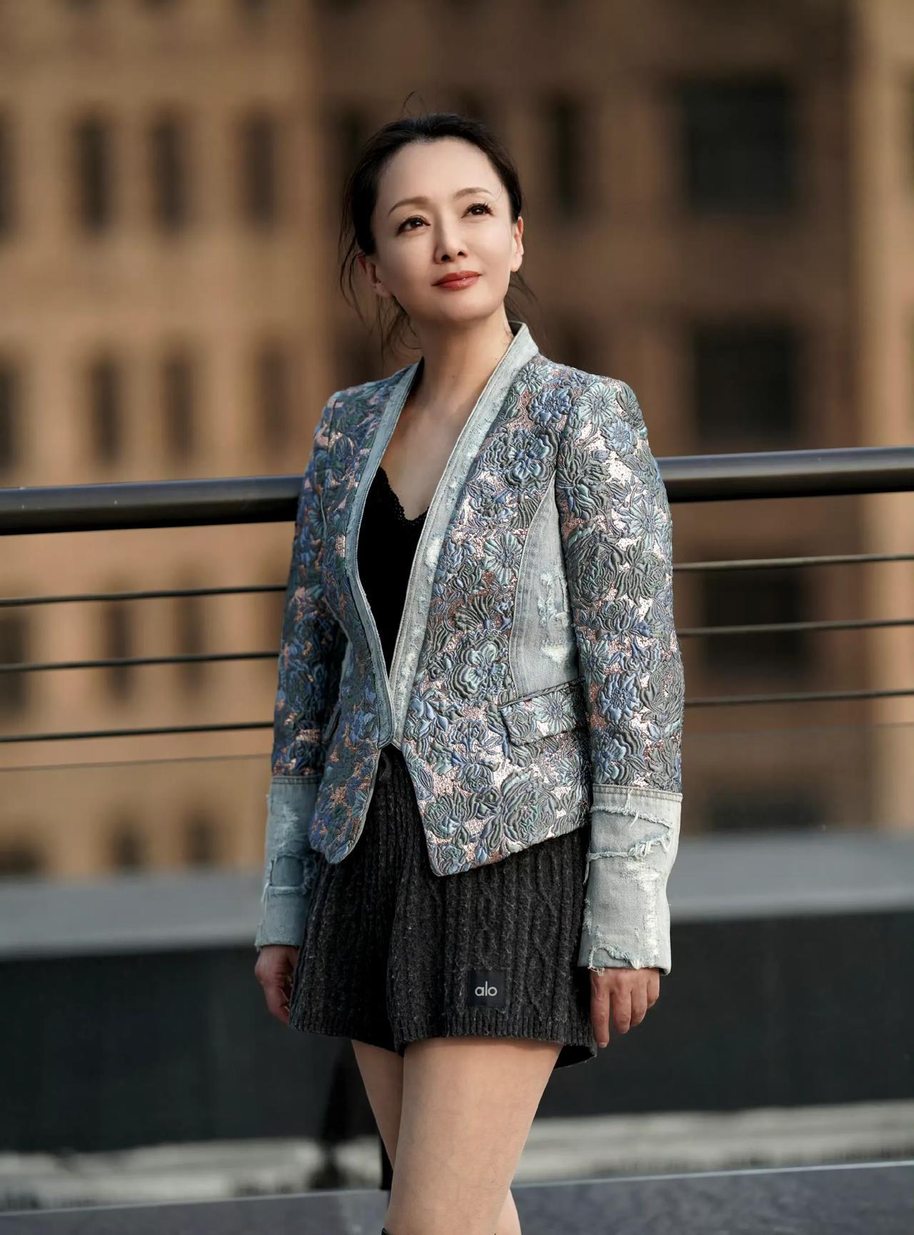 不愧是美国回来的影后贵太太，虽然她在当红时嫁给美国医生，婚后定居纽约生娃带娃，但