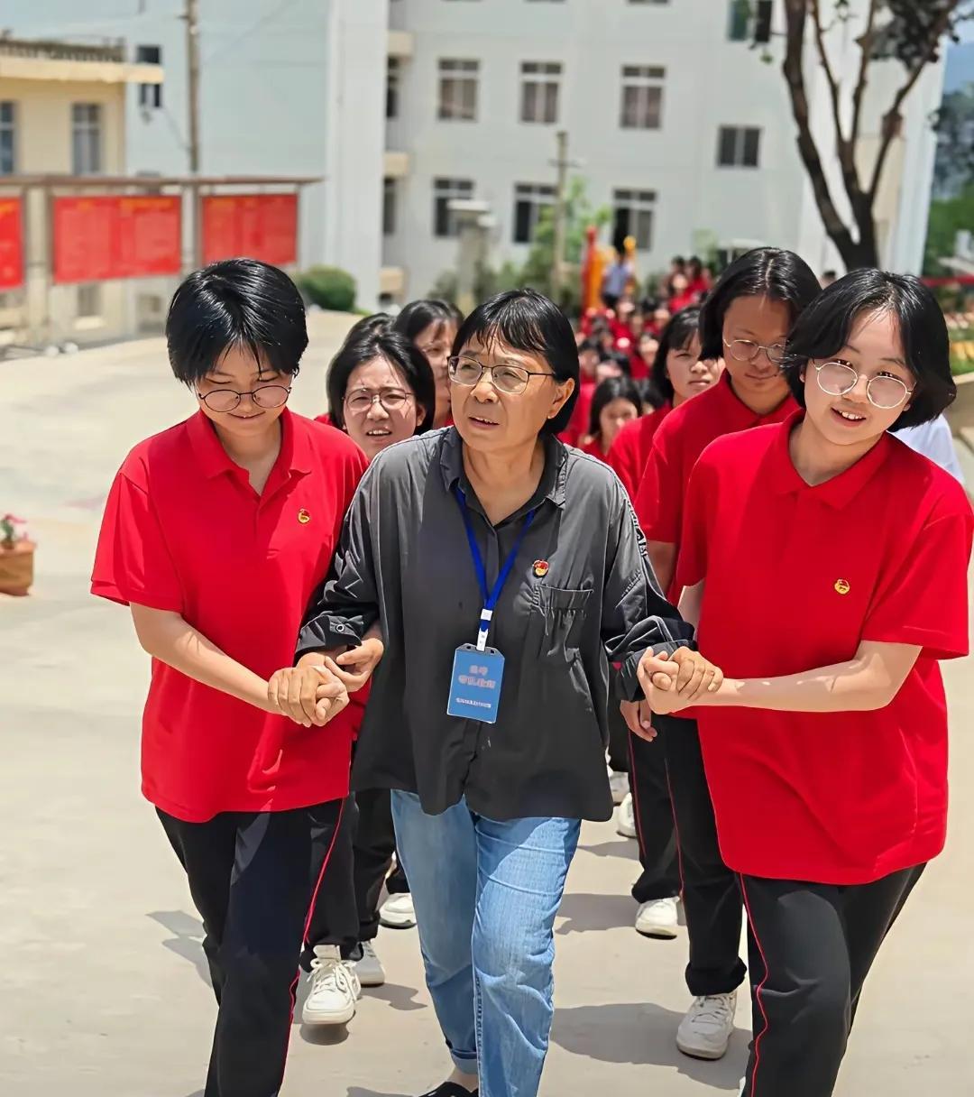所有高中都有毕业典礼，
唯独张桂梅的华坪女高没有。
不是她们不想办，而是张桂梅实