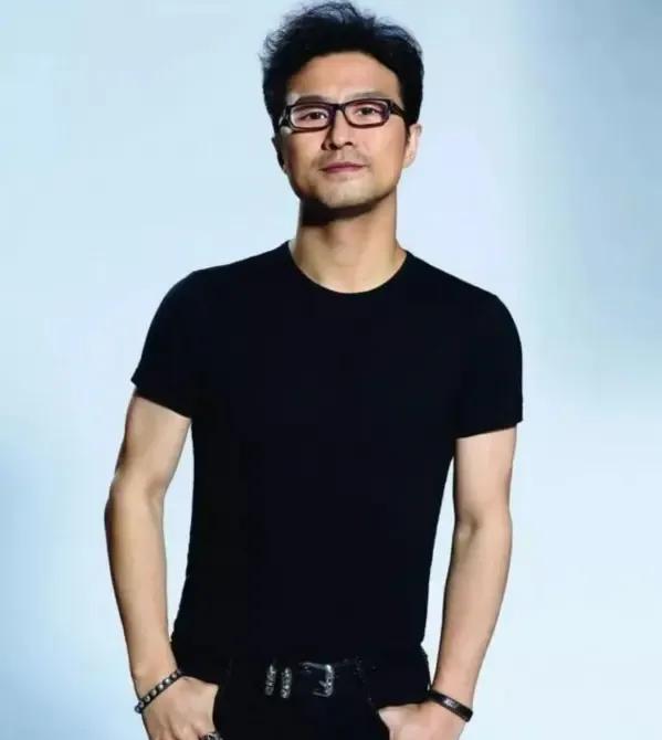 看出来了，森林北不是最后一个。她高攀汪峰了，所以根本管不住他。如果是章子怡在，汪