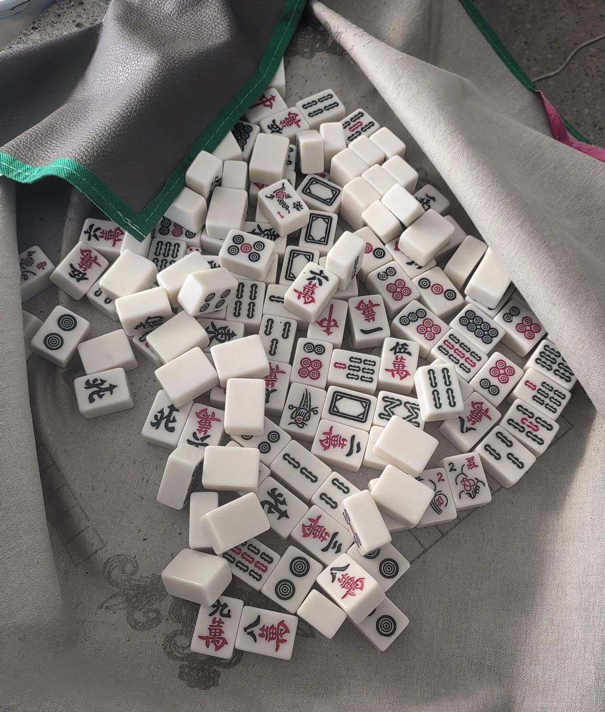 打完麻将腰像断了一样？
第二天脖子僵得不会转，连牌都抓不稳。
罪魁祸首不是牌运，