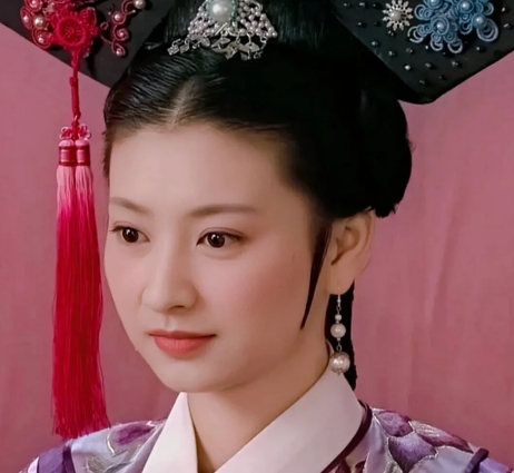 2010年，斓曦去《甄嬛传》剧组面试，导演郑晓龙看到她后，当时就决定让她出演沈眉