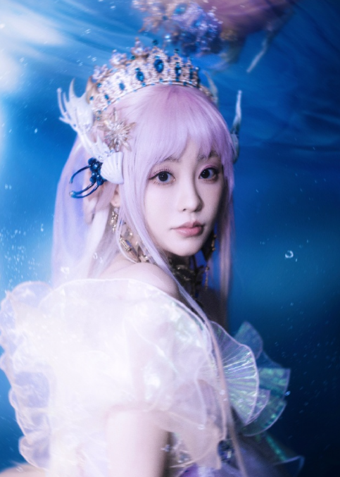 祝绪丹第一个COS的造型，皇冠白纱裙，梦幻甜美的精灵公主