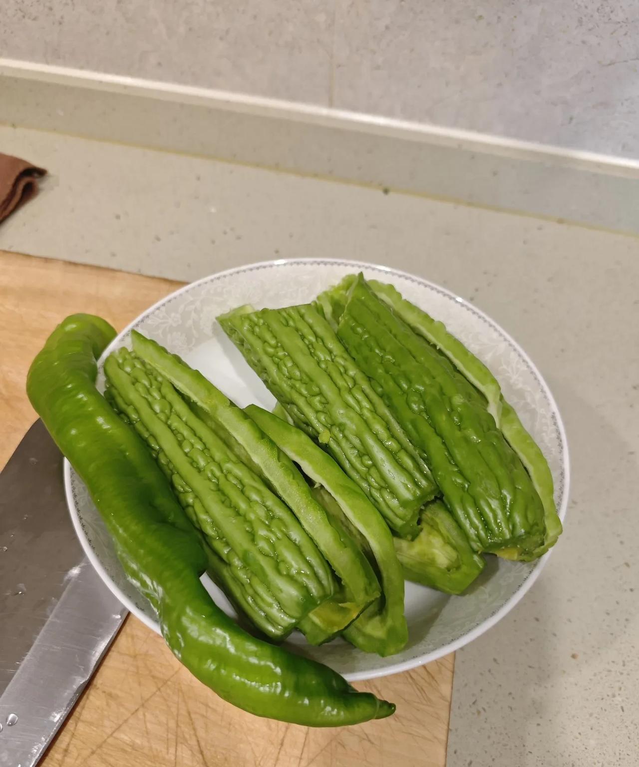 夏天吃苦瓜正当时。苦瓜也叫凉瓜，和湖南人学的怎么做，很好吃，不失为血糖偏高之人的