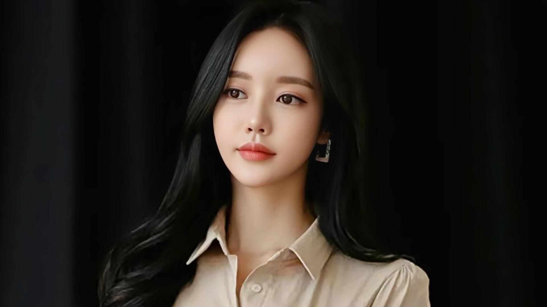 眉似萱草翡翠绿，红裙艳过石榴红，钗头翘起彩凤舞，金莲闪烁绛纱裙