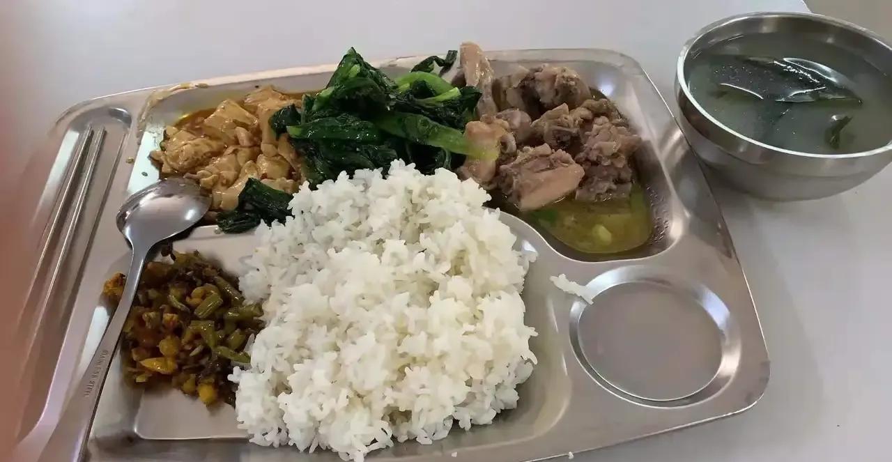 1998年出生的我，27岁，离异单亲妈妈，独自在昆山打拼。



生活的重担压得