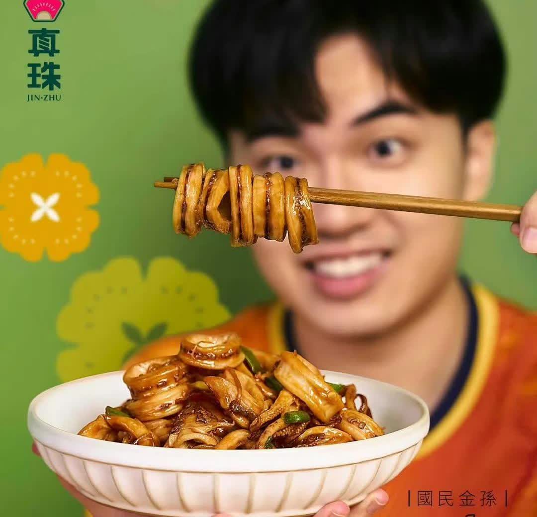 林昀儒代言美食了，看着这些菜就很好吃。
林昀儒在新疆打完乒超，就回去了，今天看