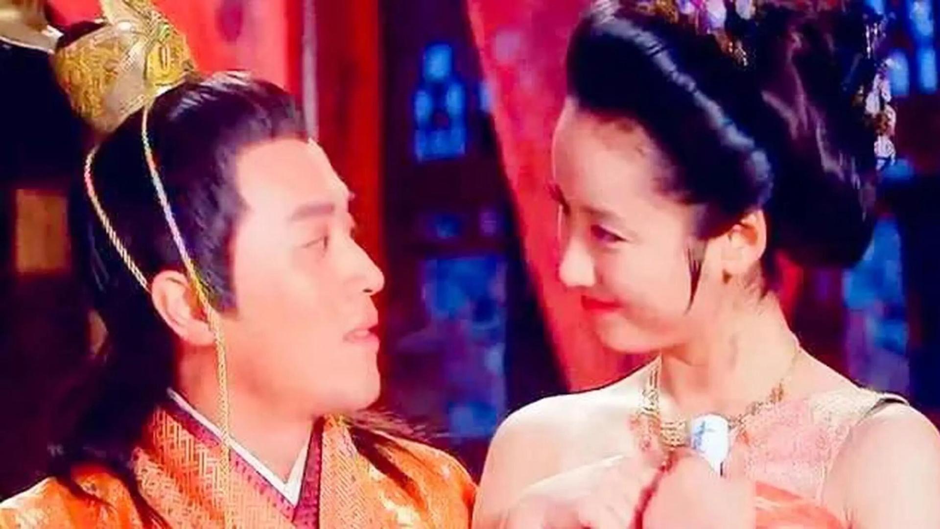 皇帝不爱年轻少女，夜夜与大他17岁乳母同房，这是为何？