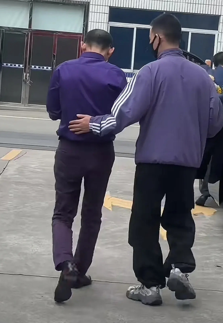 所有回家的宝宝都要向谢浩男学习，找到亲生父母第一时间必须表态———“回家”！
上