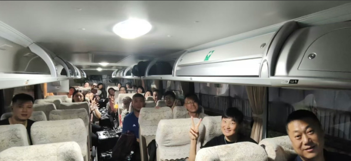 中国女排今日凌晨启程飞往✈️泰国！出发前，14名队员和教练组在福建漳州拍了一张大