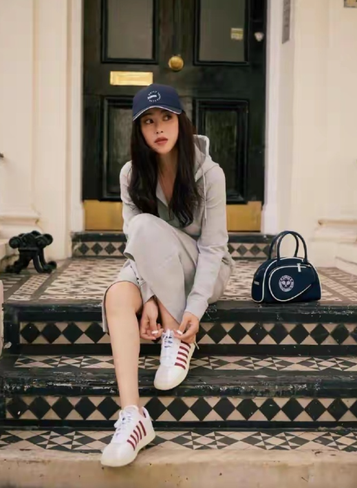 41岁朱珠穿的像18岁少女，这套运动装扮好显时尚年轻 ​​​