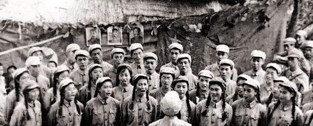 抗战中，新四军文工团战士一时大意，竟在晚上开汽灯排练，被日军发现，枪声一响，战士